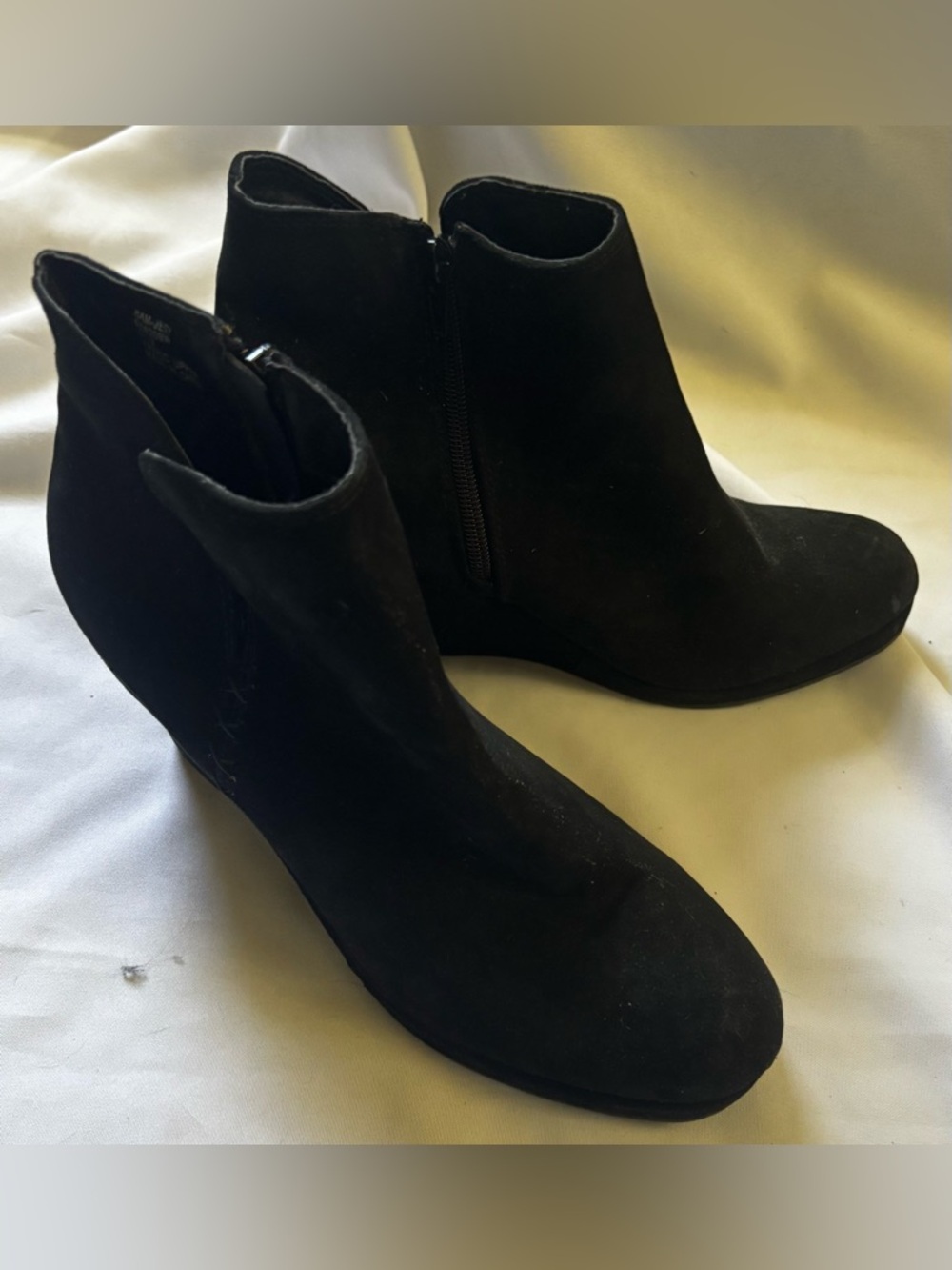 Women’s Block Heel Suede Booties in Classic Black Sz 9.5